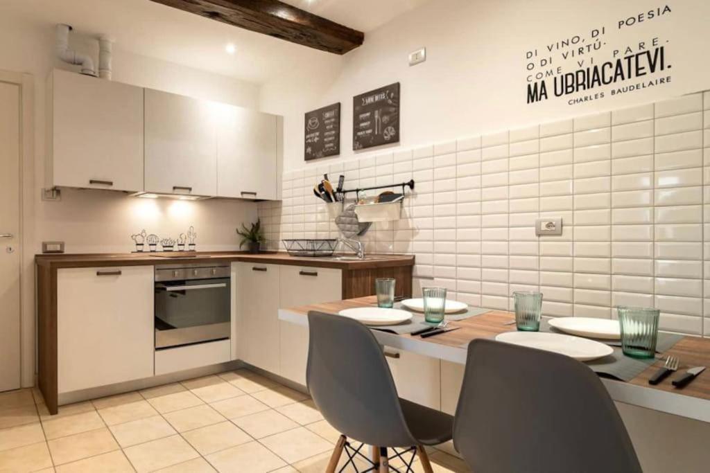 Appartamento Mia. Centro Storico Luino Exteriör bild
